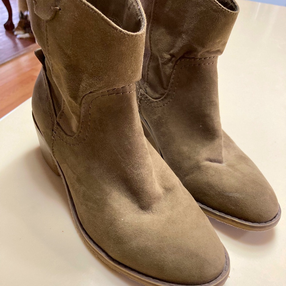 Women’s tan suede boots by Merona.